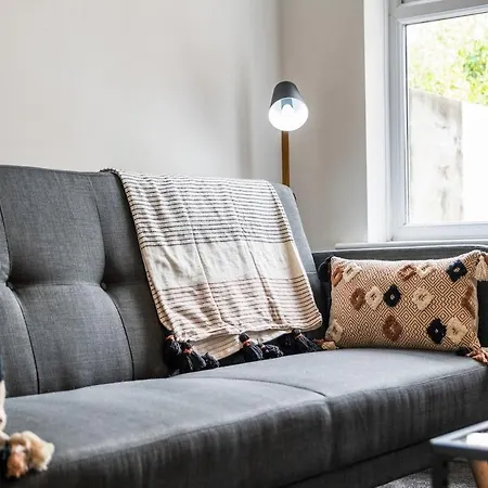 4-bed Home, Sleeps 8, 3 Bathrooms, Wi-fi Bristol