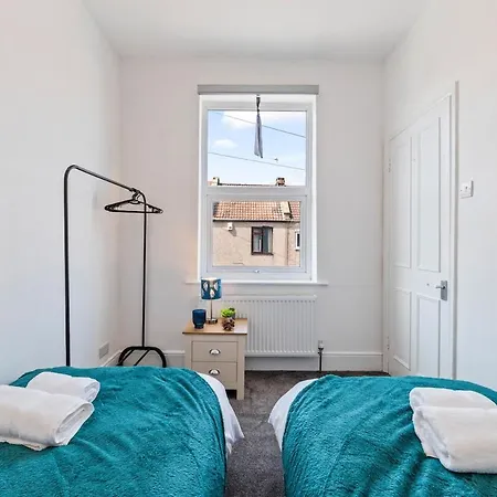 4-bed Home, Sleeps 8, 3 Bathrooms, Wi-fi Hébergement de vacances *