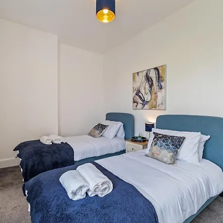 4-bed Home, Sleeps 8, 3 Bathrooms, Wi-fi Hébergement de vacances