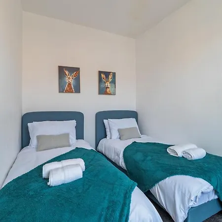 4-bed Home, Sleeps 8, 3 Bathrooms, Wi-fi