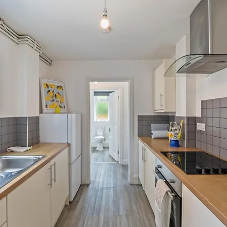 4-bed Home, Sleeps 8, 3 Bathrooms, Wi-fi * Bristol
