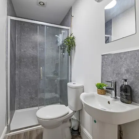 4-bed Home, Sleeps 8, 3 Bathrooms, Wi-fi Bristol