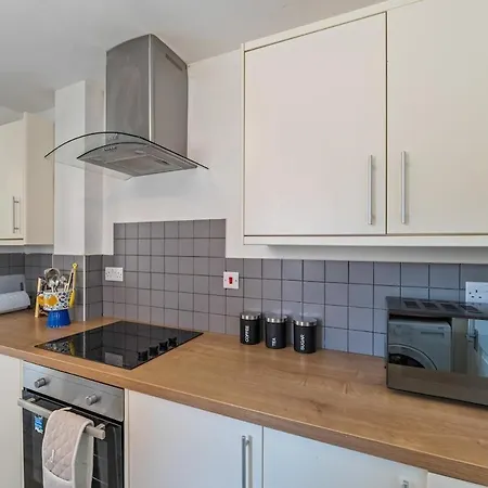 4-bed Home, Sleeps 8, 3 Bathrooms, Wi-fi Hébergement de vacances Bristol