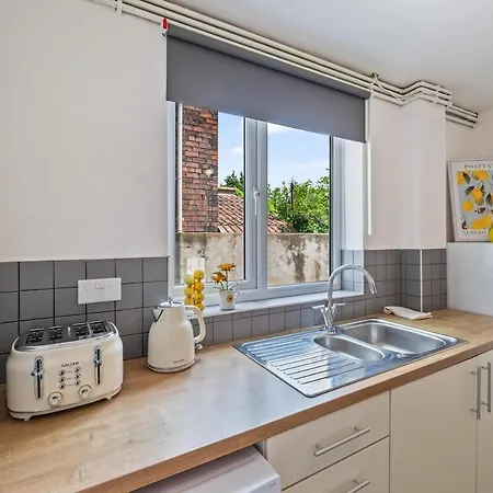 4-bed Home, Sleeps 8, 3 Bathrooms, Wi-fi Hébergement de vacances Bristol