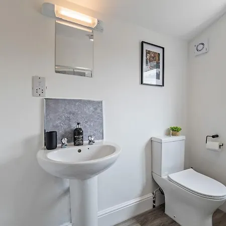4-bed Home, Sleeps 8, 3 Bathrooms, Wi-fi Hébergement de vacances