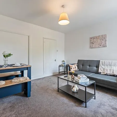 4-bed Home, Sleeps 8, 3 Bathrooms, Wi-fi Bristol