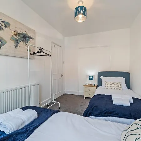4-bed Home, Sleeps 8, 3 Bathrooms, Wi-fi Hébergement de vacances