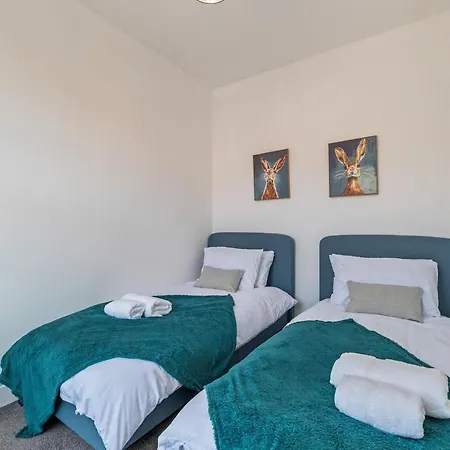 4-bed Home, Sleeps 8, 3 Bathrooms, Wi-fi